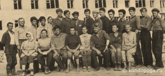 Бригада каменщиков. А. Т. Науменко.Александр Титович Науменко (на снимке в нижнем ряду, третий справа) награжден орденом Трудового Красного Знамени